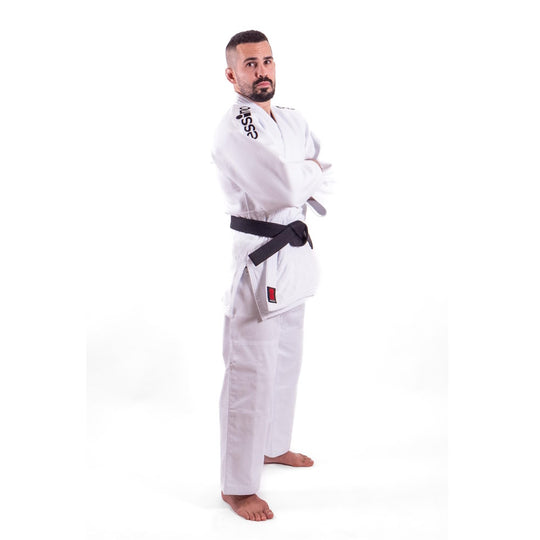 Essimo slim fit 
 Wazari-Wit judopak