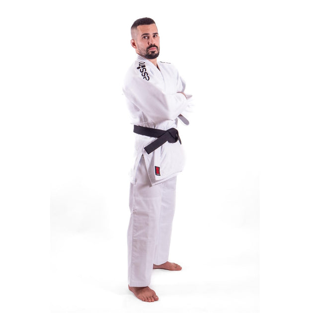 Essimo slim fit 
 Wazari-Wit judopak