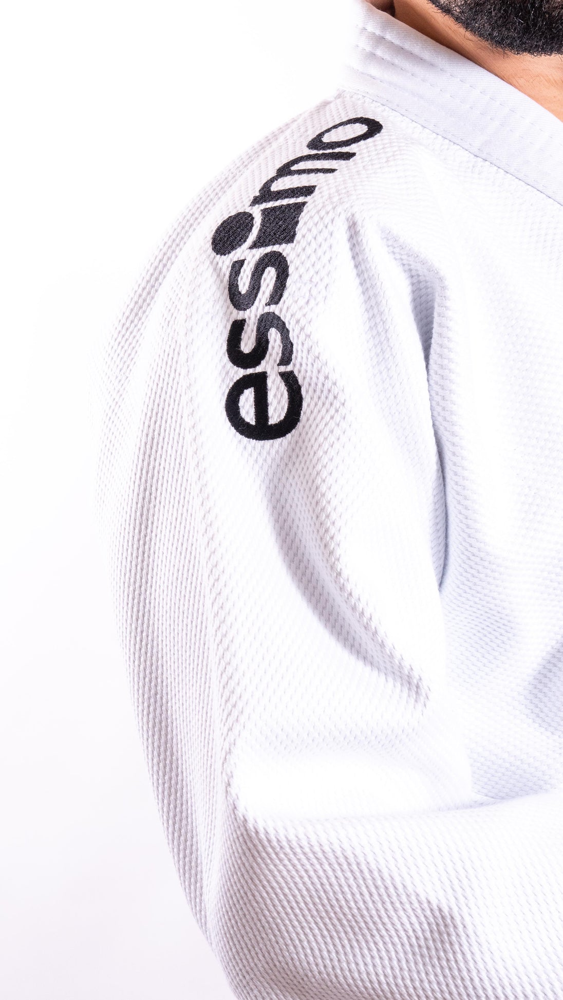 Essimo slim fit 
 Wazari-Wit judopak